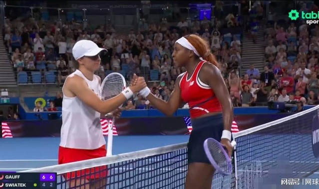 开云注册入口-斯瓦泰克遭高芙横扫吞下四连败黑脸离场，教练费赛特再遭网友围攻